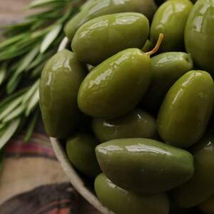 Оливки зеленые с косточкой малосоленые